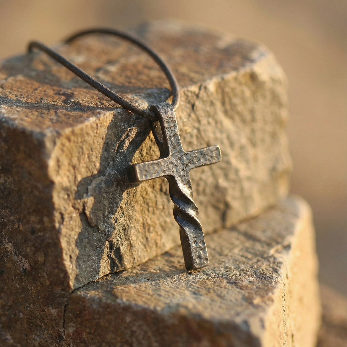 Colgante de Cruz  trenzada Retro para Hombre | Acabado Martillado para regalar