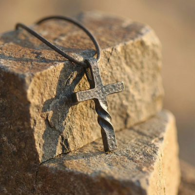 Colgante de Cruz  trenzada Retro para Hombre | Acabado Martillado para regalar