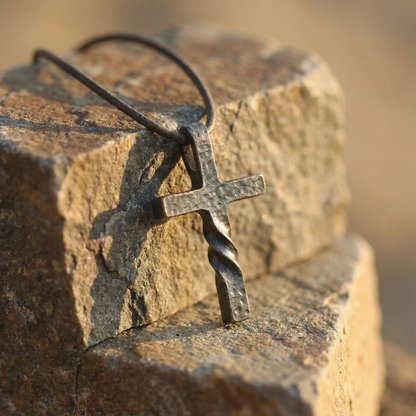 Colgante de Cruz  trenzada Retro para Hombre | Acabado Martillado para regalar