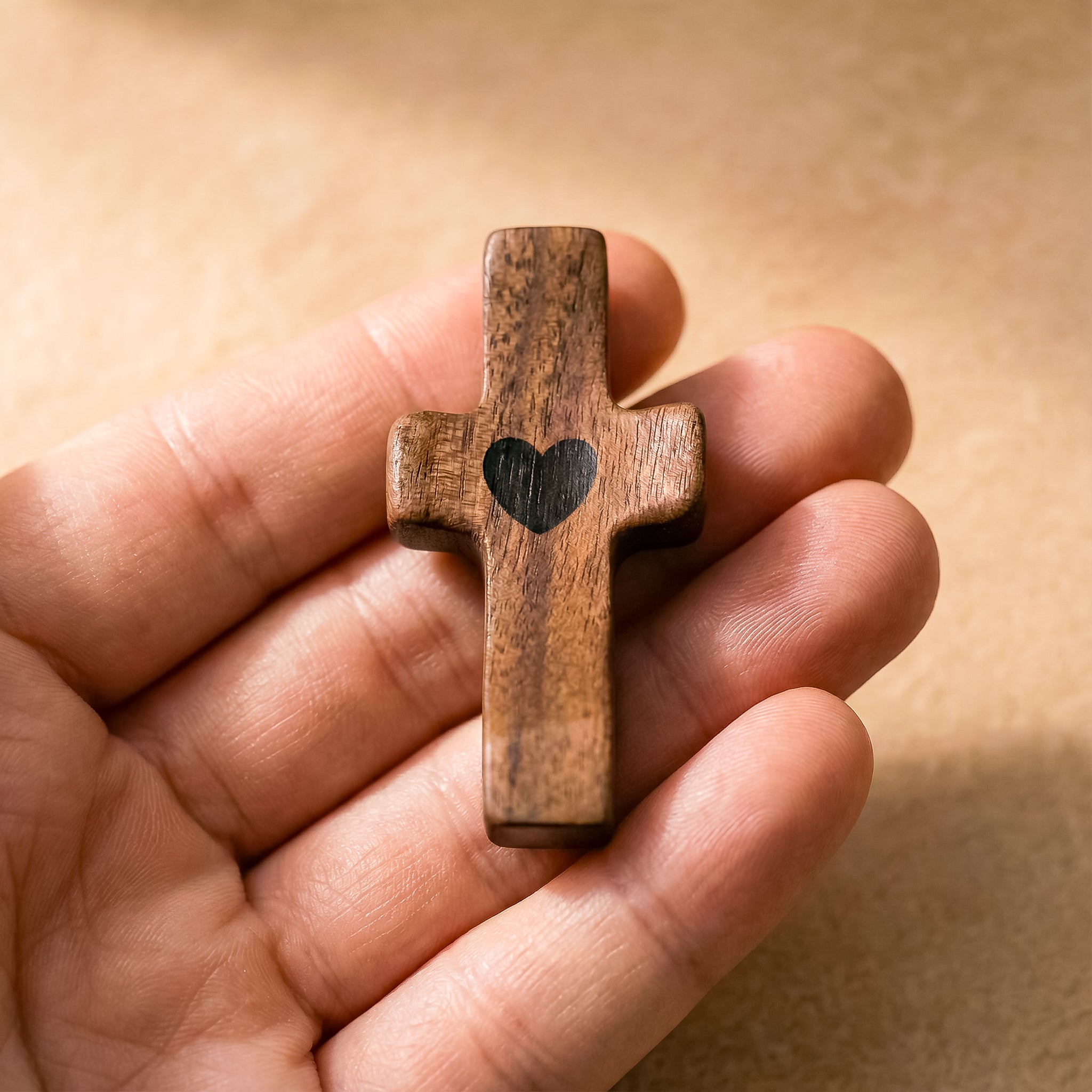 Cruz de Madera con Corazón | Un Símbolo de Fe para Llevar Contigo | Amor y Protección en tu Mano