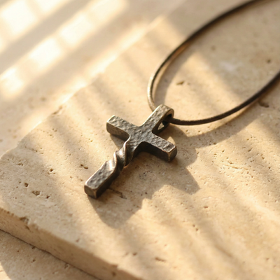 Colgante de Cruz  trenzada Retro para Hombre | Acabado Martillado para regalar