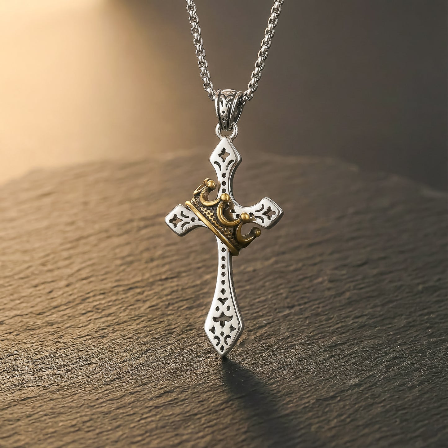 Colgante Cruz con corona imperial | Elegancia Espiritual, Un Emblema de Fe.