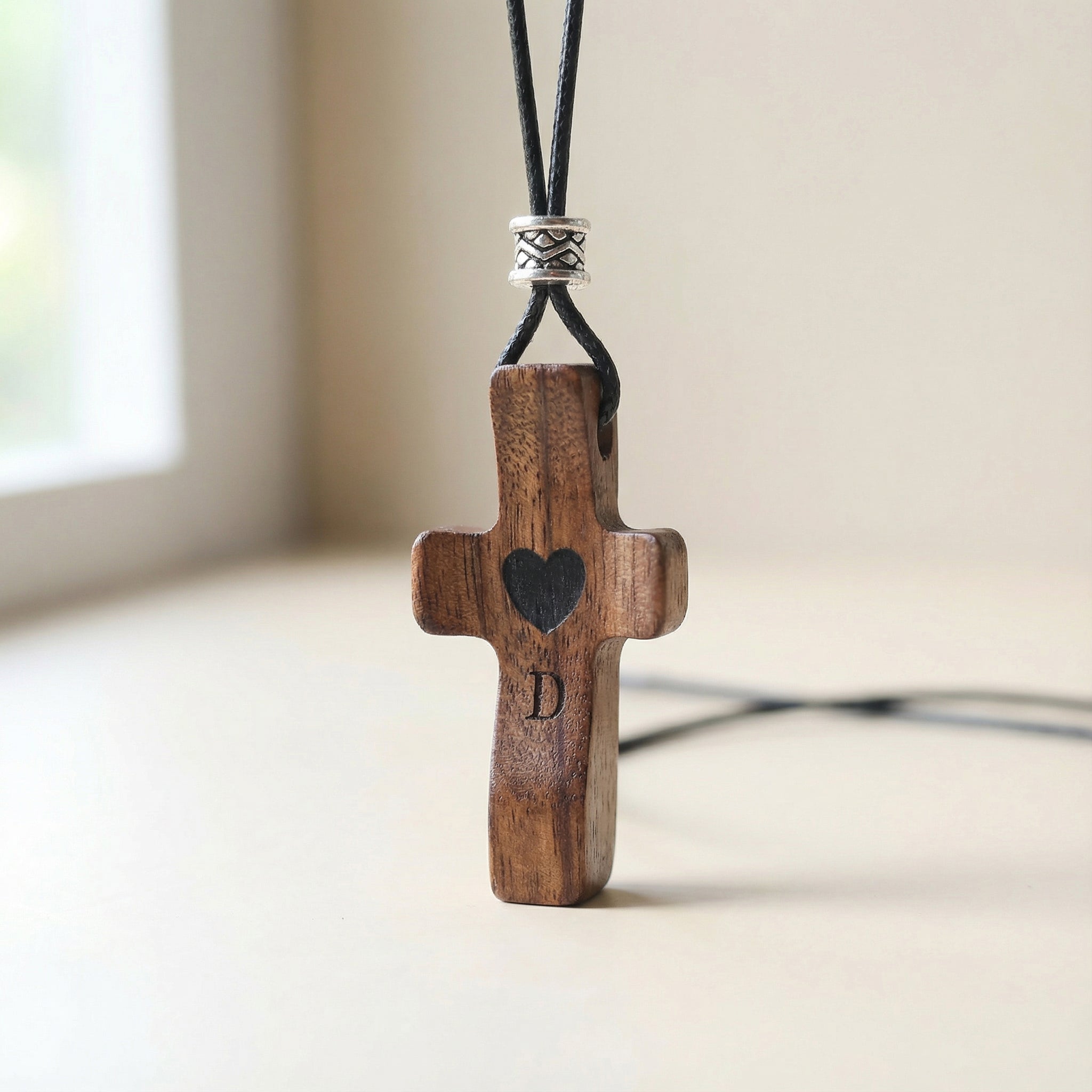 Colgante de Cruz de Madera Grabada a Láser con Nombre y Inicial | Un Símbolo Único y Personal