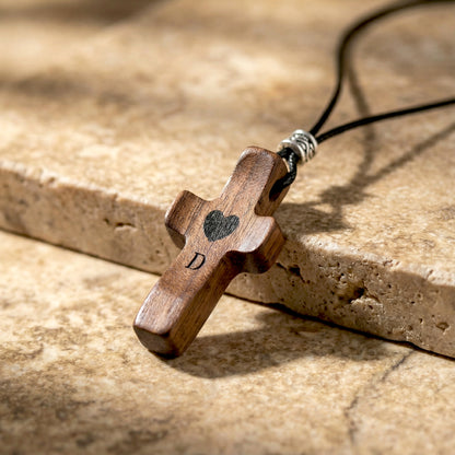 Colgante de Cruz de Madera Grabada a Láser con Nombre y Inicial | Un Símbolo Único y Personal