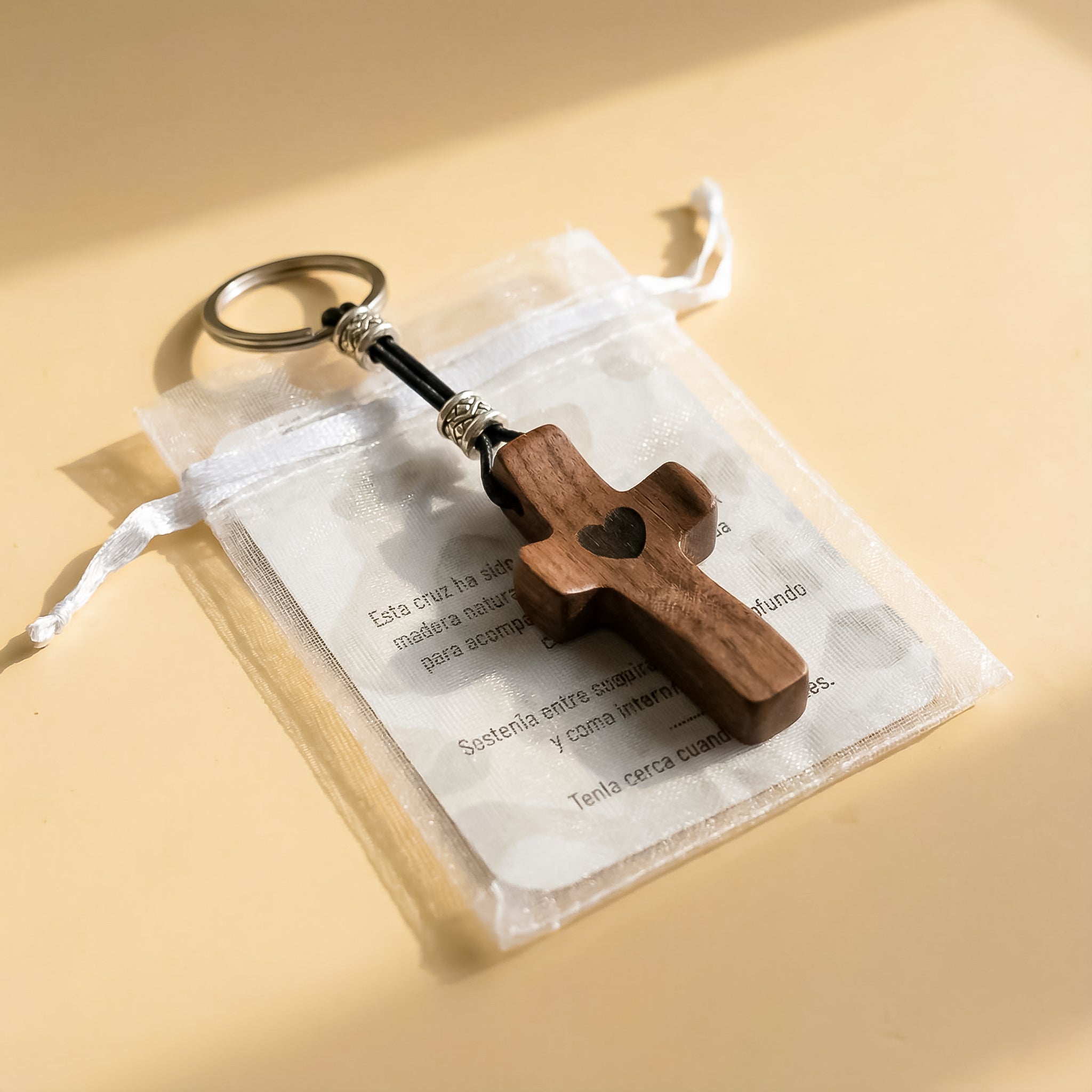 Llavero Cruz de Madera de Nogal con Corazón | Unión con Alma, Detalle con Significado