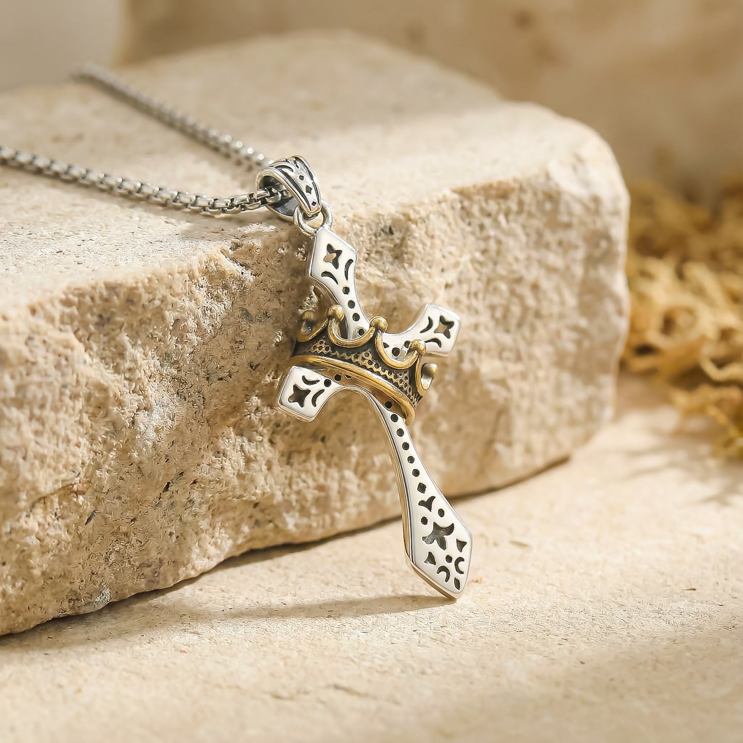 Colgante Cruz con corona imperial | Elegancia Espiritual, Un Emblema de Fe.