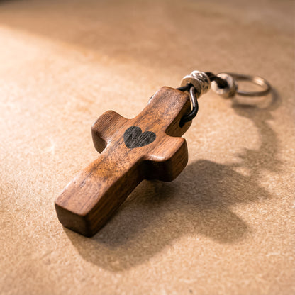 Llavero Cruz de Madera de Nogal con Corazón | Unión con Alma, Detalle con Significado