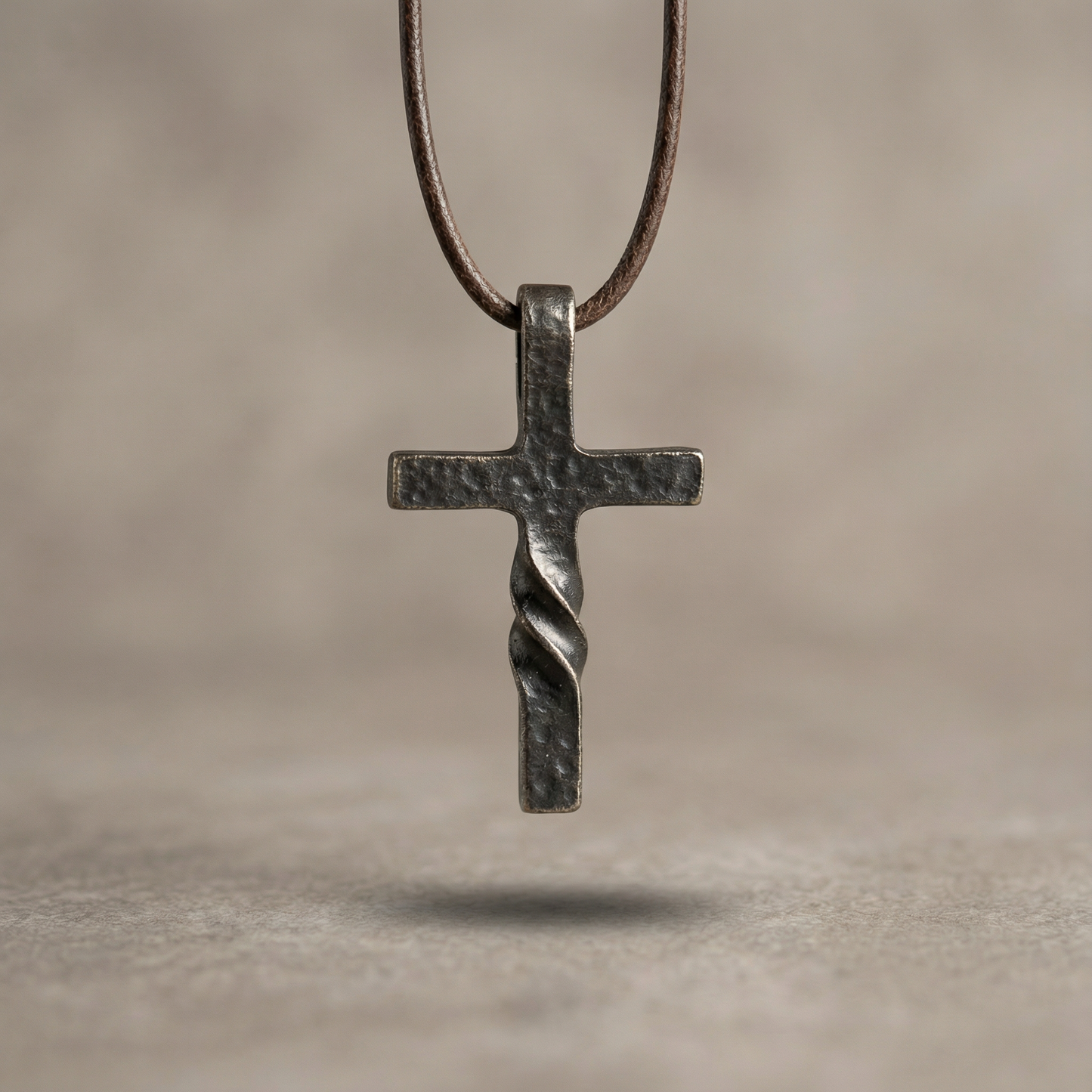 Colgante de Cruz  trenzada Retro para Hombre | Acabado Martillado para regalar