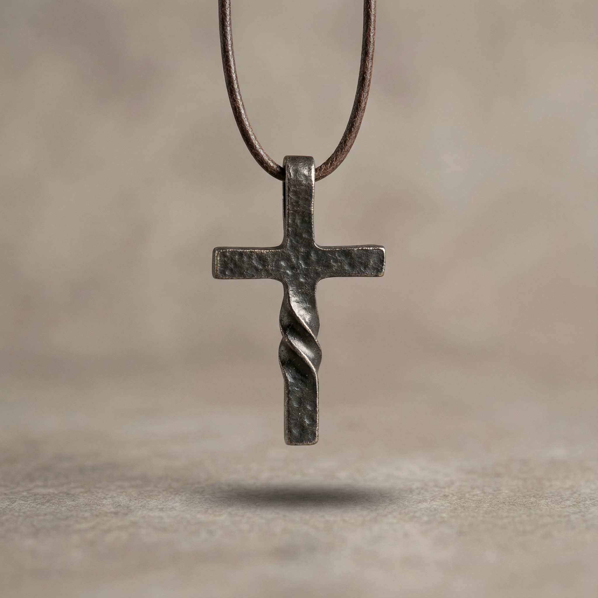 Colgante de Cruz  trenzada Retro para Hombre | Acabado Martillado para regalar