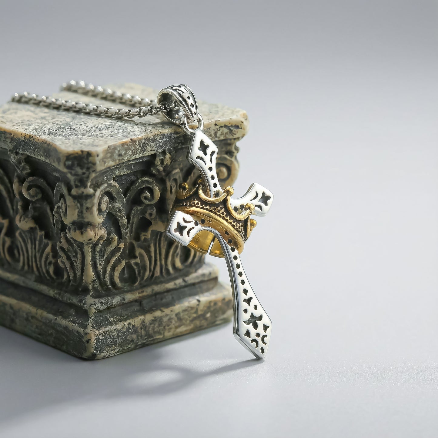 Colgante Cruz con corona imperial | Elegancia Espiritual, Un Emblema de Fe.