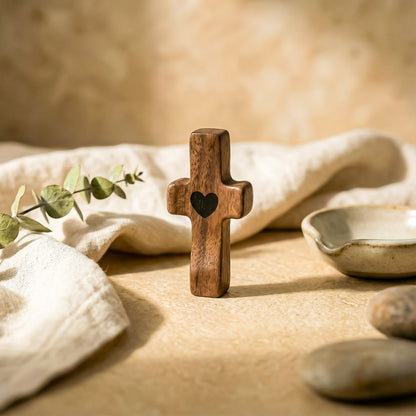 Cruz de Madera con Corazón | Un Símbolo de Fe para Llevar Contigo | Amor y Protección en tu Mano