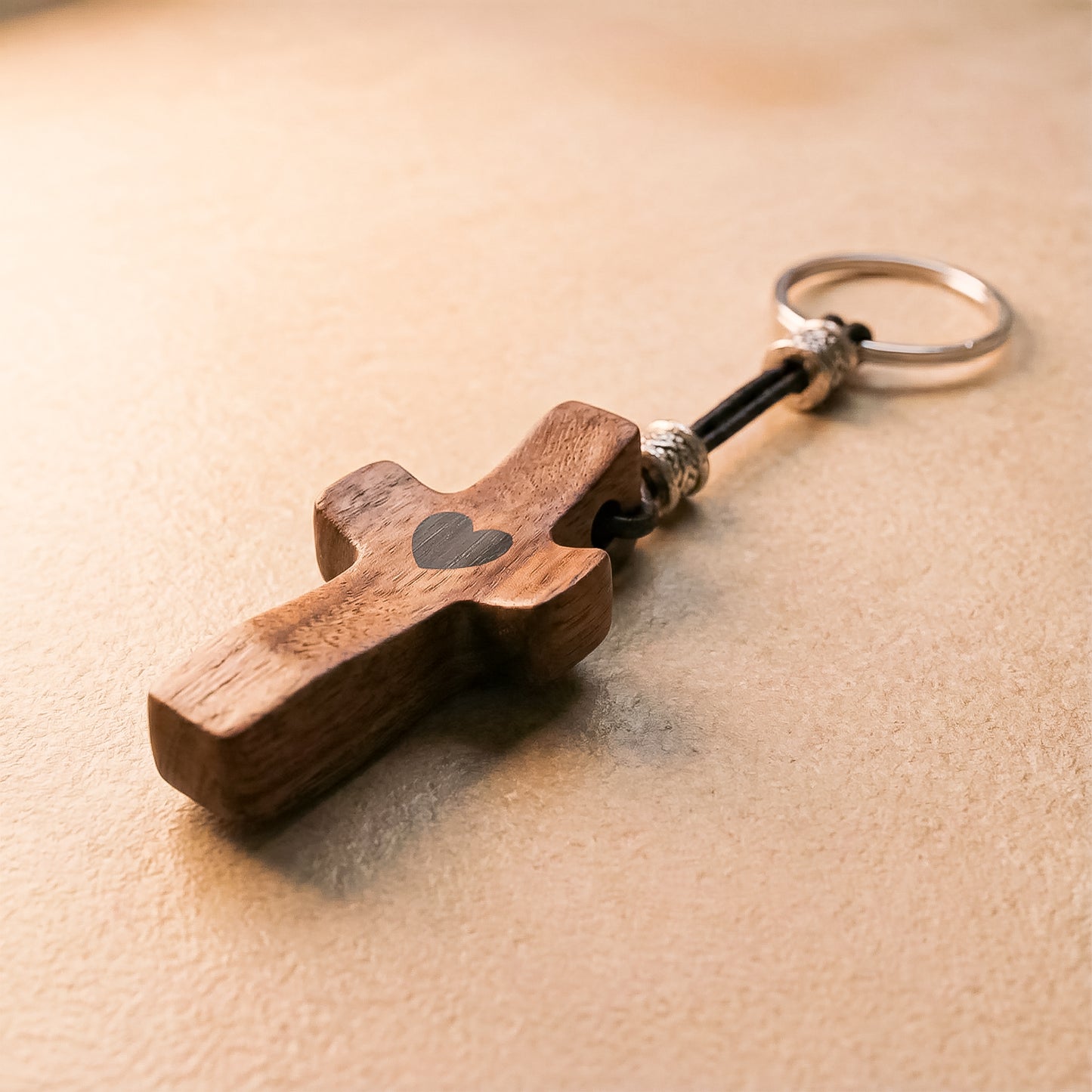 Llavero Cruz de Madera de Nogal con Corazón | Unión con Alma, Detalle con Significado