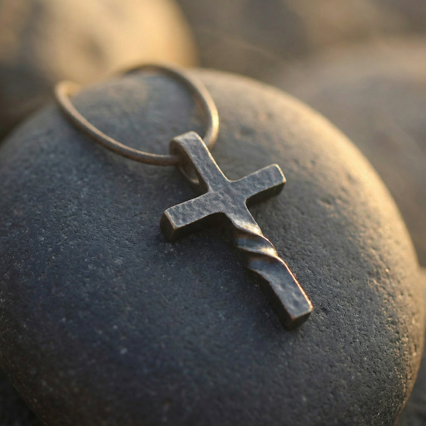 Colgante de Cruz  trenzada Retro para Hombre | Acabado Martillado para regalar