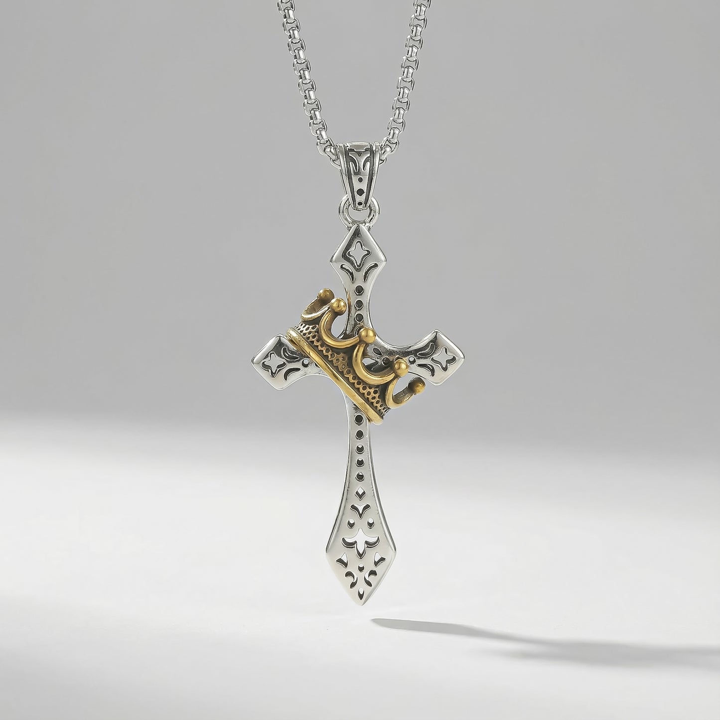 Colgante Cruz con corona imperial | Elegancia Espiritual, Un Emblema de Fe.