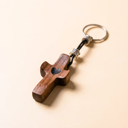 Llavero Cruz de Madera de Nogal con Corazón | Unión con Alma, Detalle con Significado