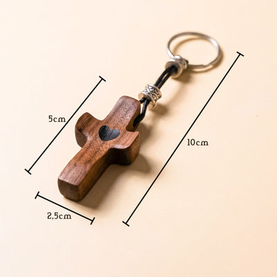 Llavero Cruz de Madera de Nogal con Corazón | Unión con Alma, Detalle con Significado