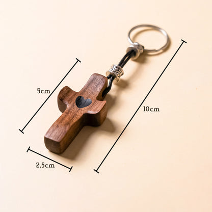 Llavero Cruz de Madera de Nogal con Corazón | Unión con Alma, Detalle con Significado