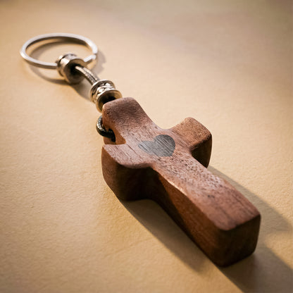 Llavero Cruz de Madera de Nogal con Corazón | Unión con Alma, Detalle con Significado