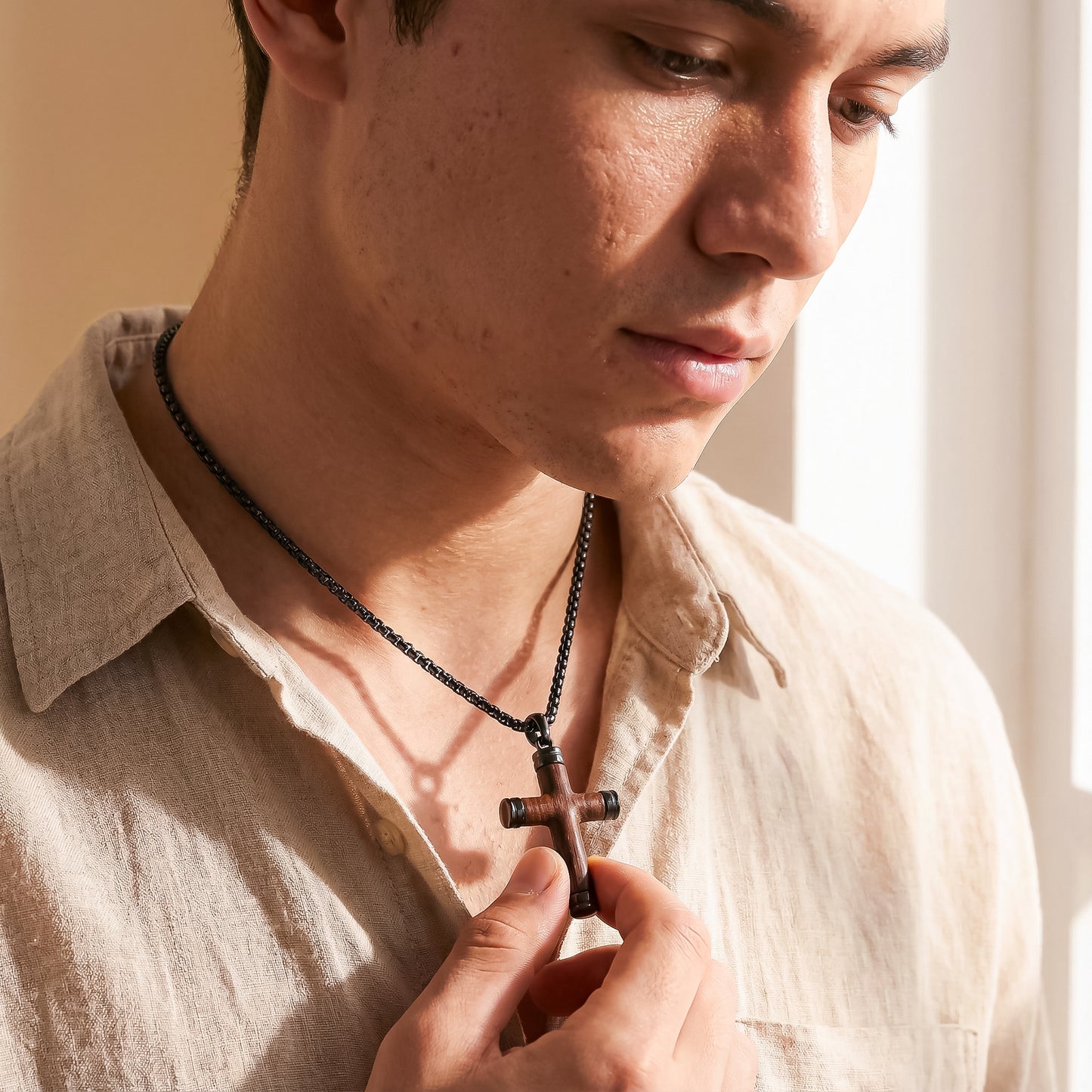 Colgante de Cruz de Madera Artesanal para Hombre | Regalo con Significado