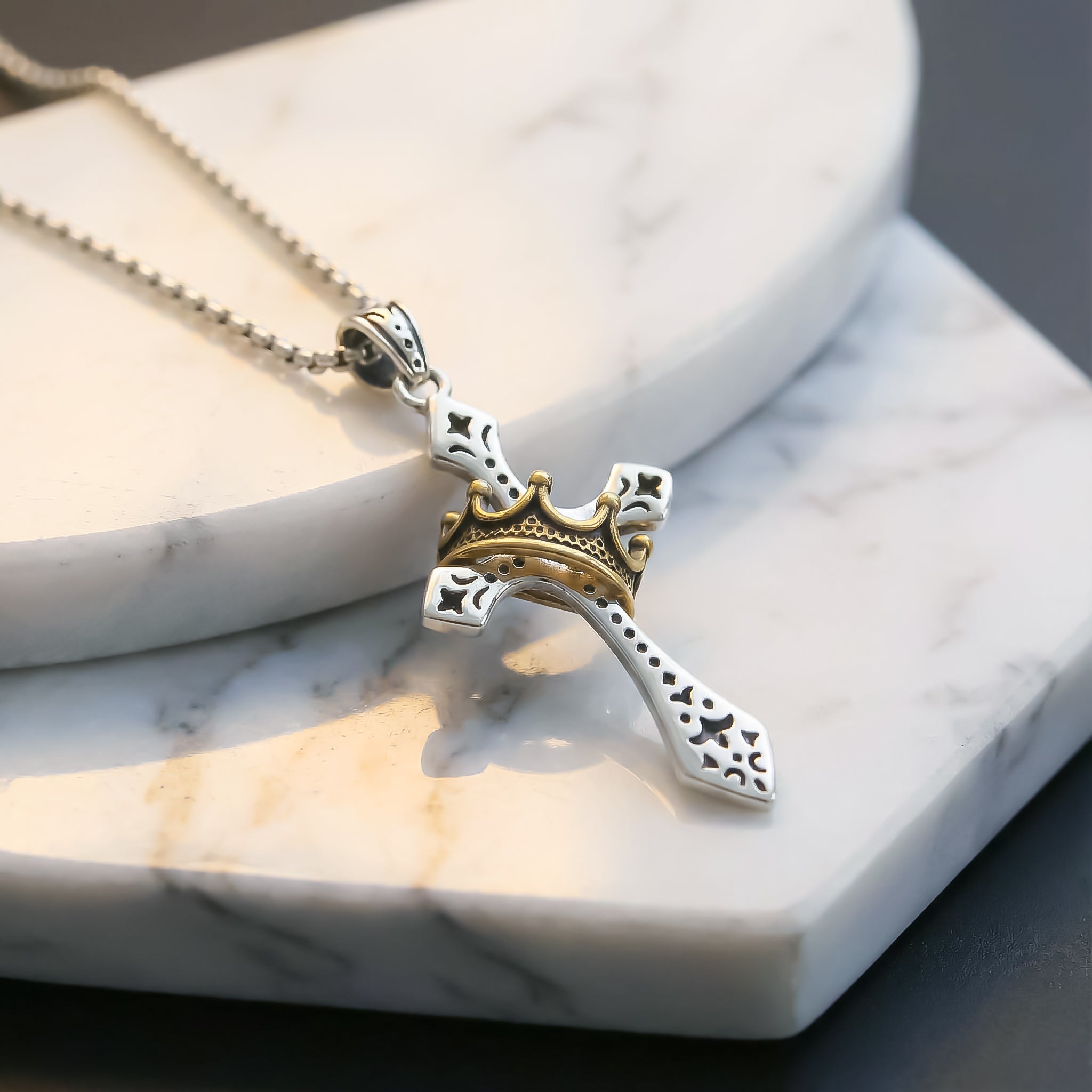 Colgante Cruz con corona imperial | Elegancia Espiritual, Un Emblema de Fe (2x1)