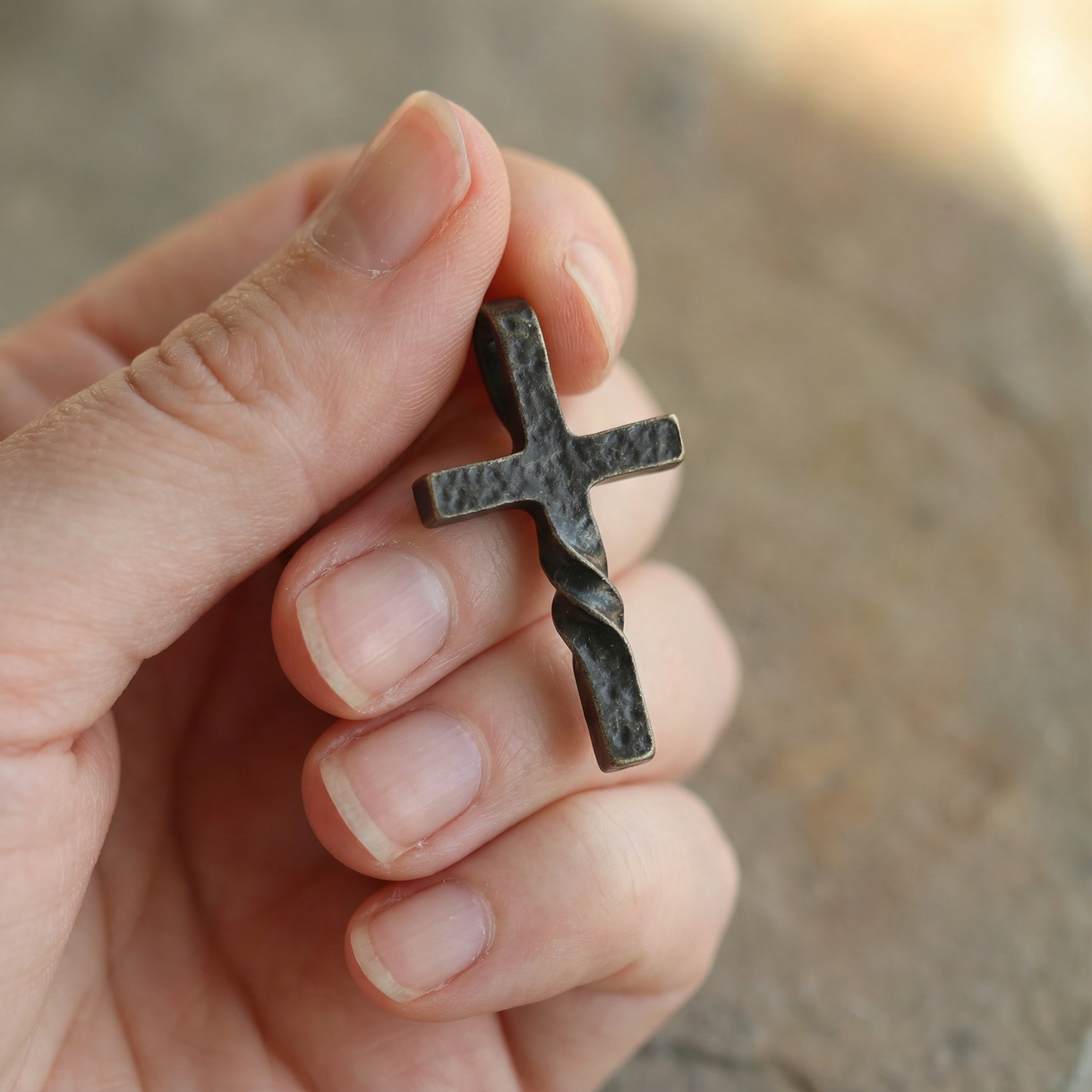 Colgante de Cruz  trenzada Retro para Hombre | Acabado Martillado para regalar