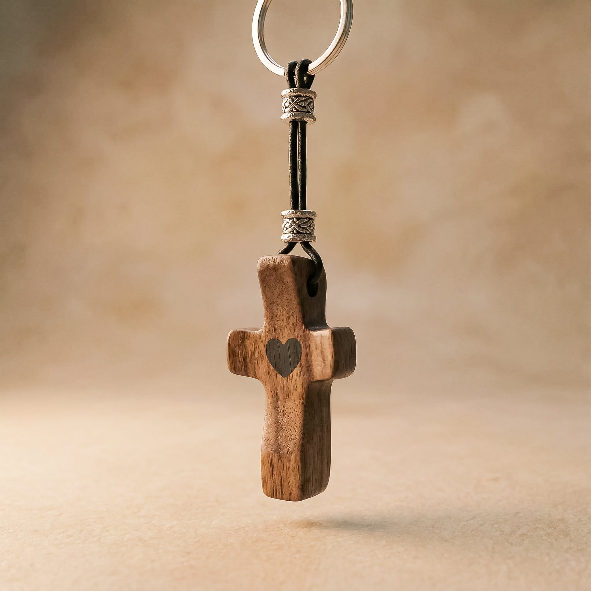 Llavero Cruz de Madera de Nogal con Corazón | Unión con Alma, Detalle con Significado