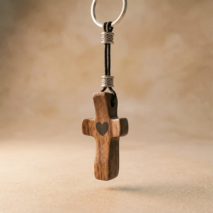 Llavero Cruz de Madera de Nogal con Corazón | Unión con Alma, Detalle con Significado