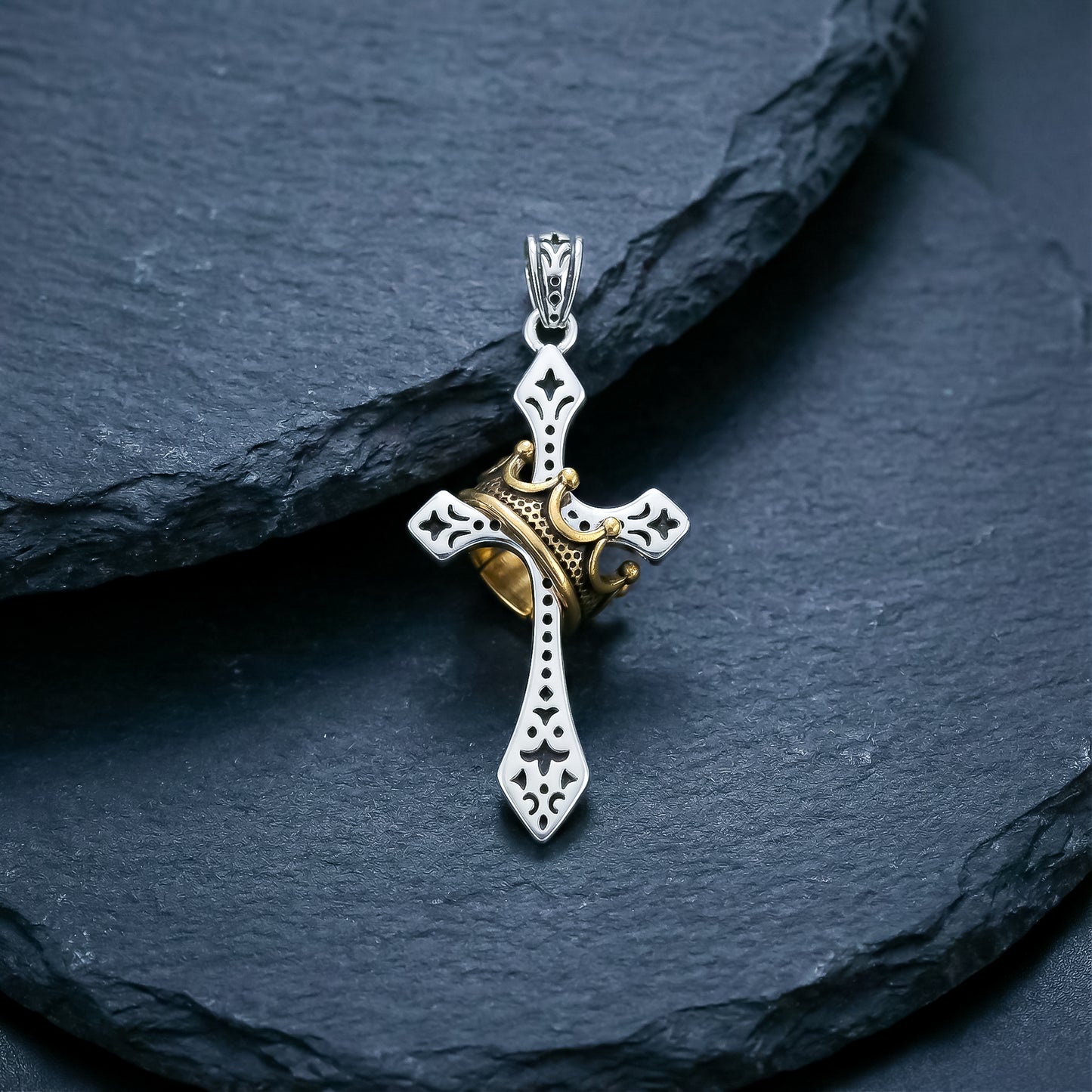 Colgante Cruz con corona imperial | Elegancia Espiritual, Un Emblema de Fe.