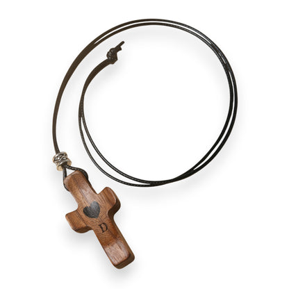 Colgante de Cruz de Madera Grabada a Láser con Nombre y Inicial | Un Símbolo Único y Personal