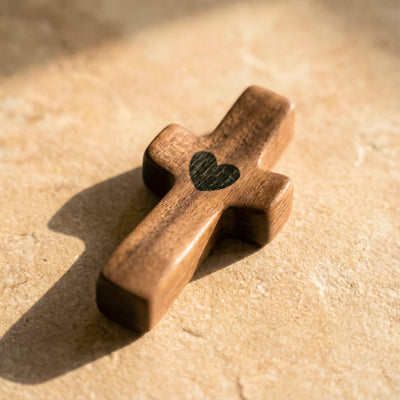 Cruz de Madera con Corazón | Un Símbolo de Fe para Llevar Contigo | Amor y Protección en tu Mano