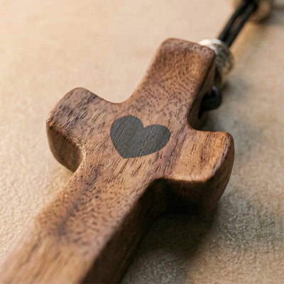 Llavero Cruz de Madera de Nogal con Corazón | Unión con Alma, Detalle con Significado