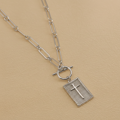 Colgante Cruz Dorada, Baño de Oro 18K, Cadena Paperclip | Diseño Minimalismo y Moderno