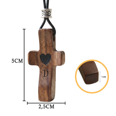 Colgante de Cruz de Madera Grabada a Láser con Nombre y Inicial | Un Símbolo Único y Personal