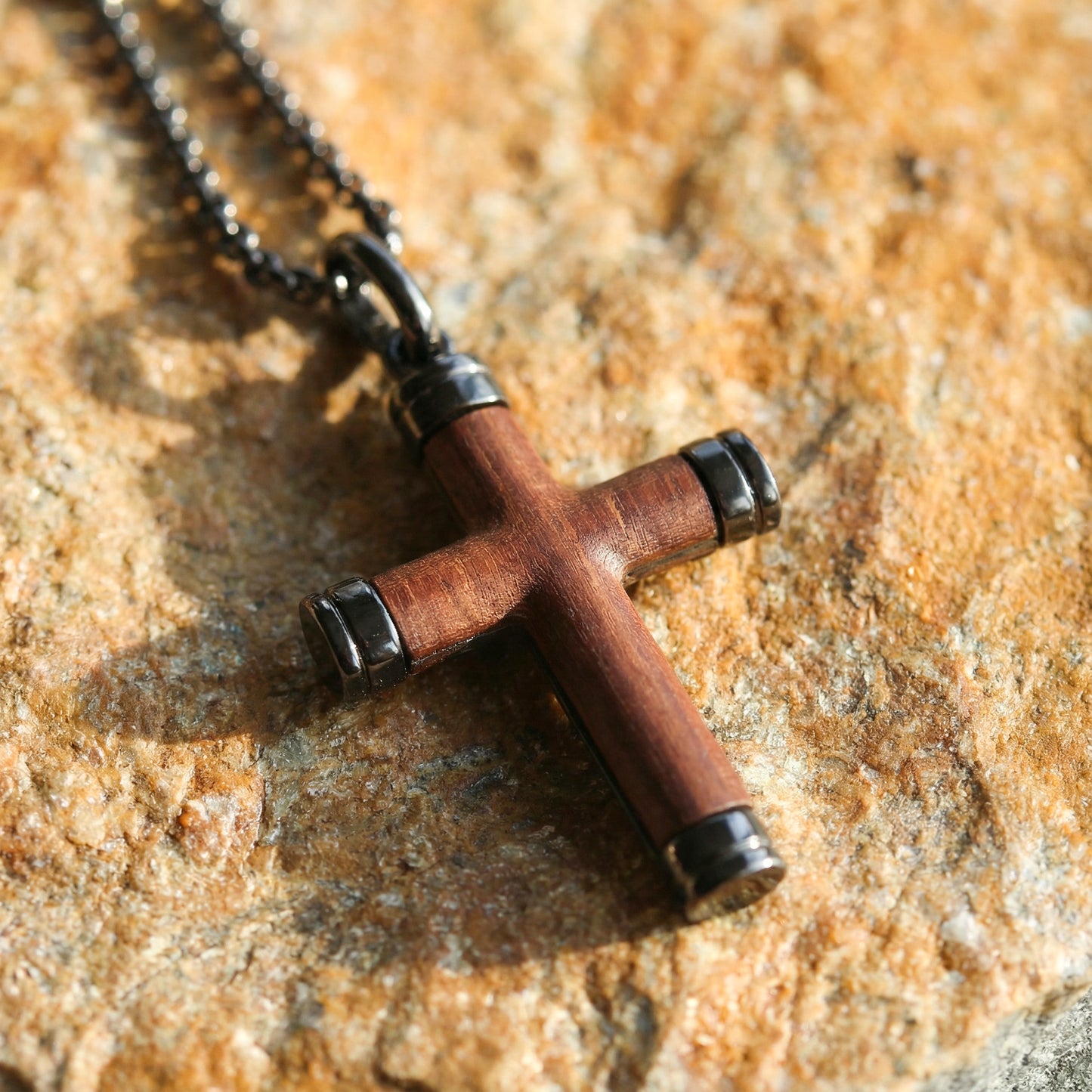 Colgante de Cruz de Madera Artesanal para Hombre | Regalo con Significado