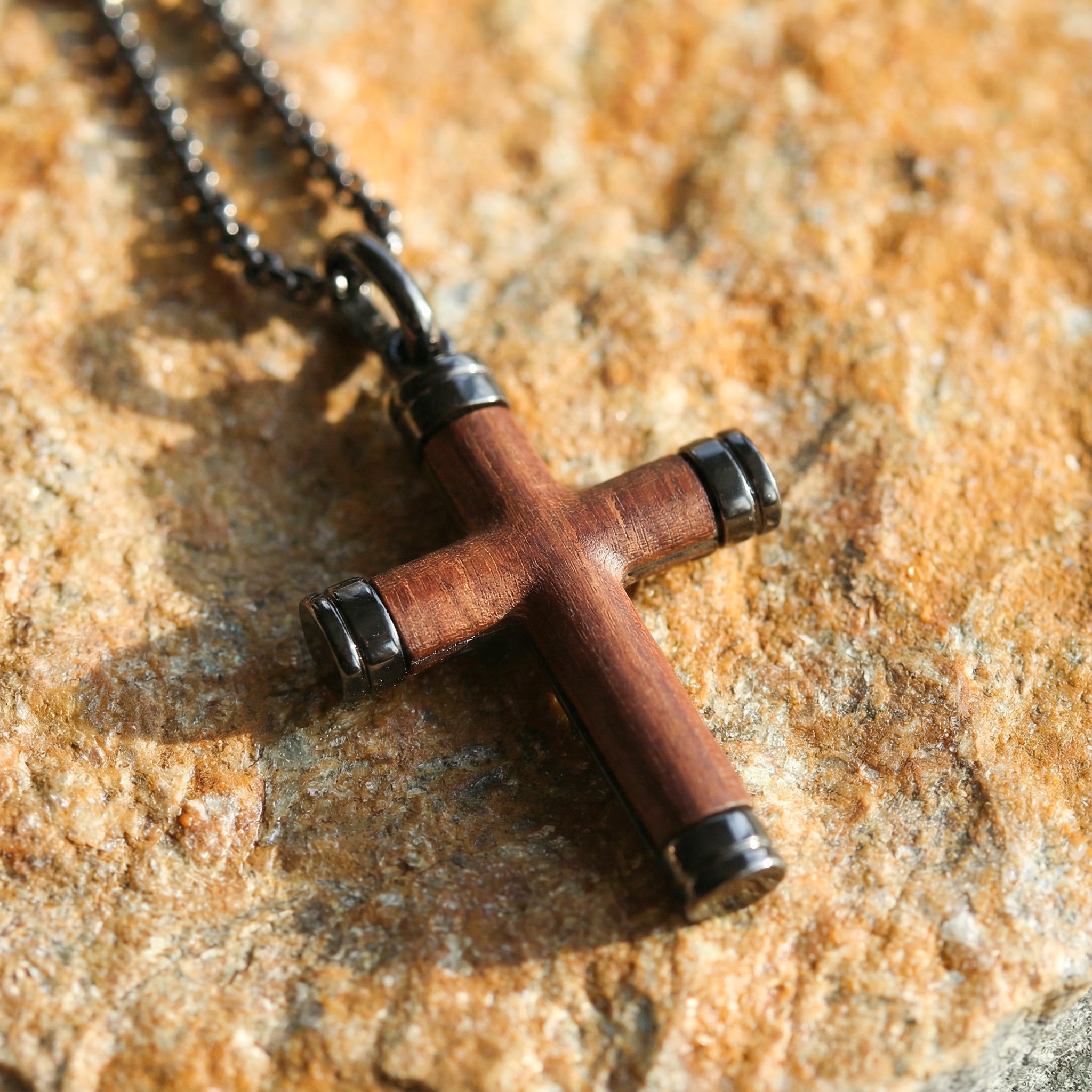 Colgante de Cruz de Madera Artesanal para Hombre | Regalo con Significado