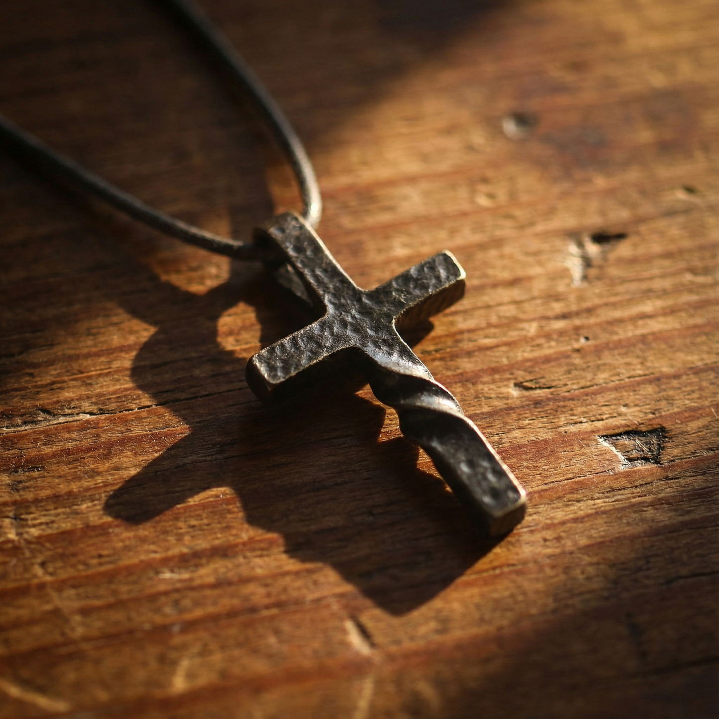 Colgante de Cruz  trenzada Retro para Hombre | Acabado Martillado para regalar