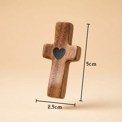 Cruz de Madera con Corazón | Un Símbolo de Fe para Llevar Contigo | Amor y Protección en tu Mano