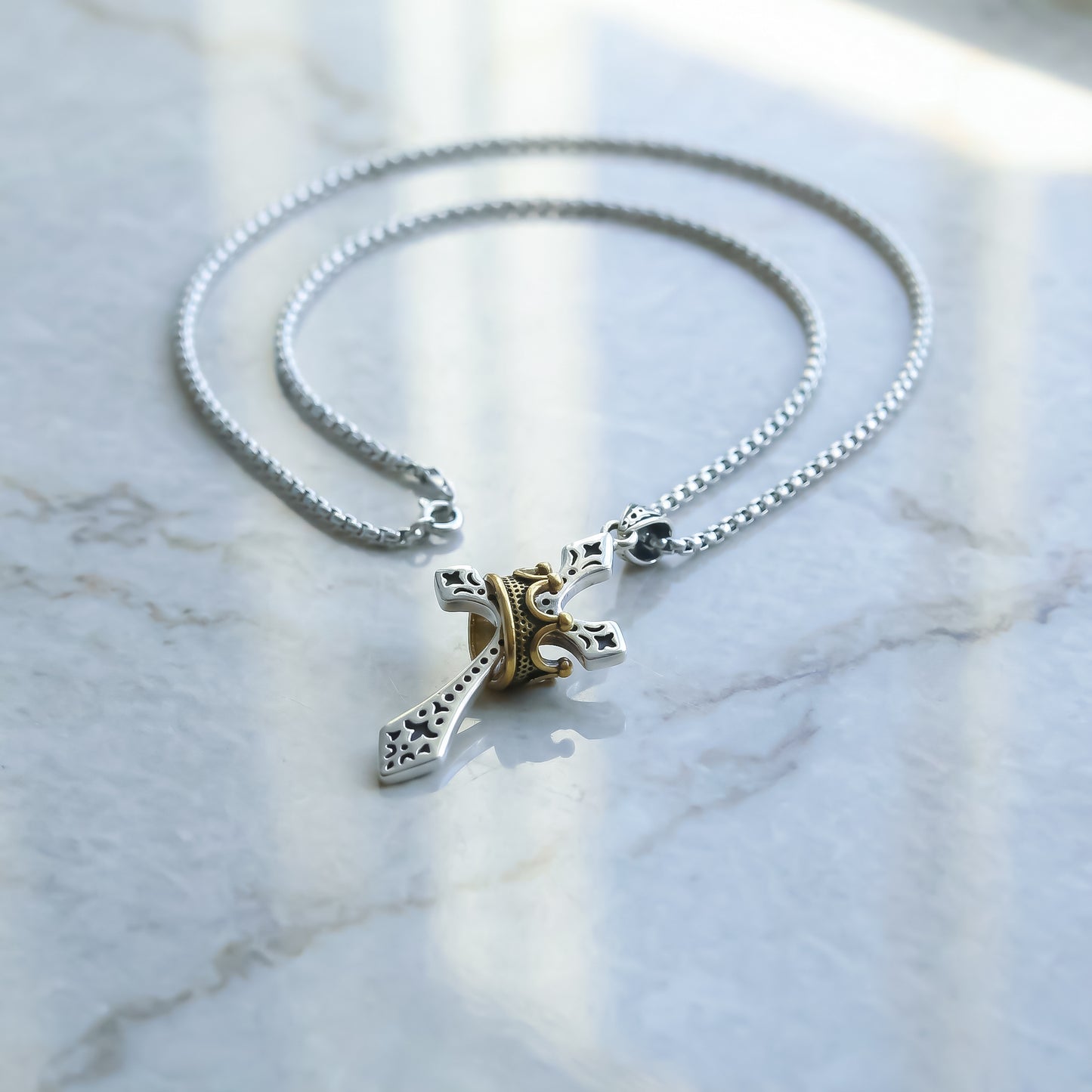 Colgante Cruz con corona imperial | Elegancia Espiritual, Un Emblema de Fe.