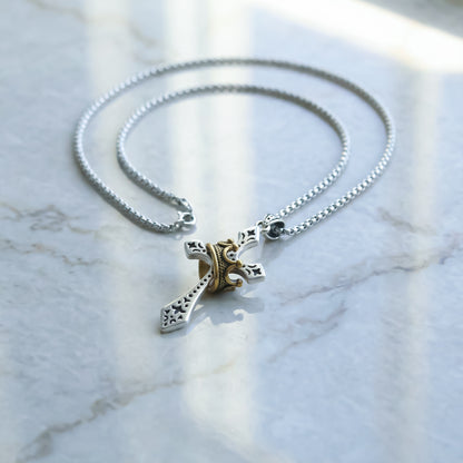 Colgante Cruz con corona imperial | Elegancia Espiritual, Un Emblema de Fe.