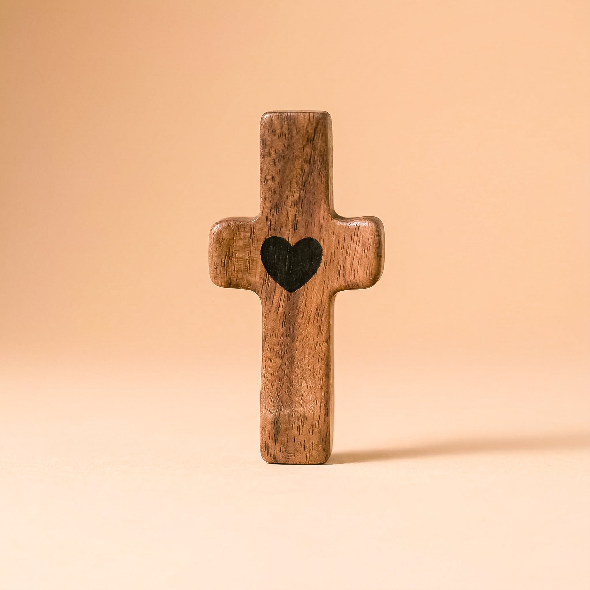 Cruz de Madera con Corazón | Un Símbolo de Fe para Llevar Contigo | Amor y Protección en tu Mano