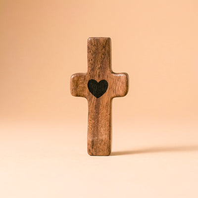 Cruz de Madera con Corazón | Un Símbolo de Fe para Llevar Contigo | Amor y Protección en tu Mano