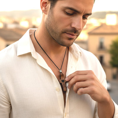 Colgante de Cruz de Madera Grabada a Láser con Nombre y Inicial | Un Símbolo Único y Personal