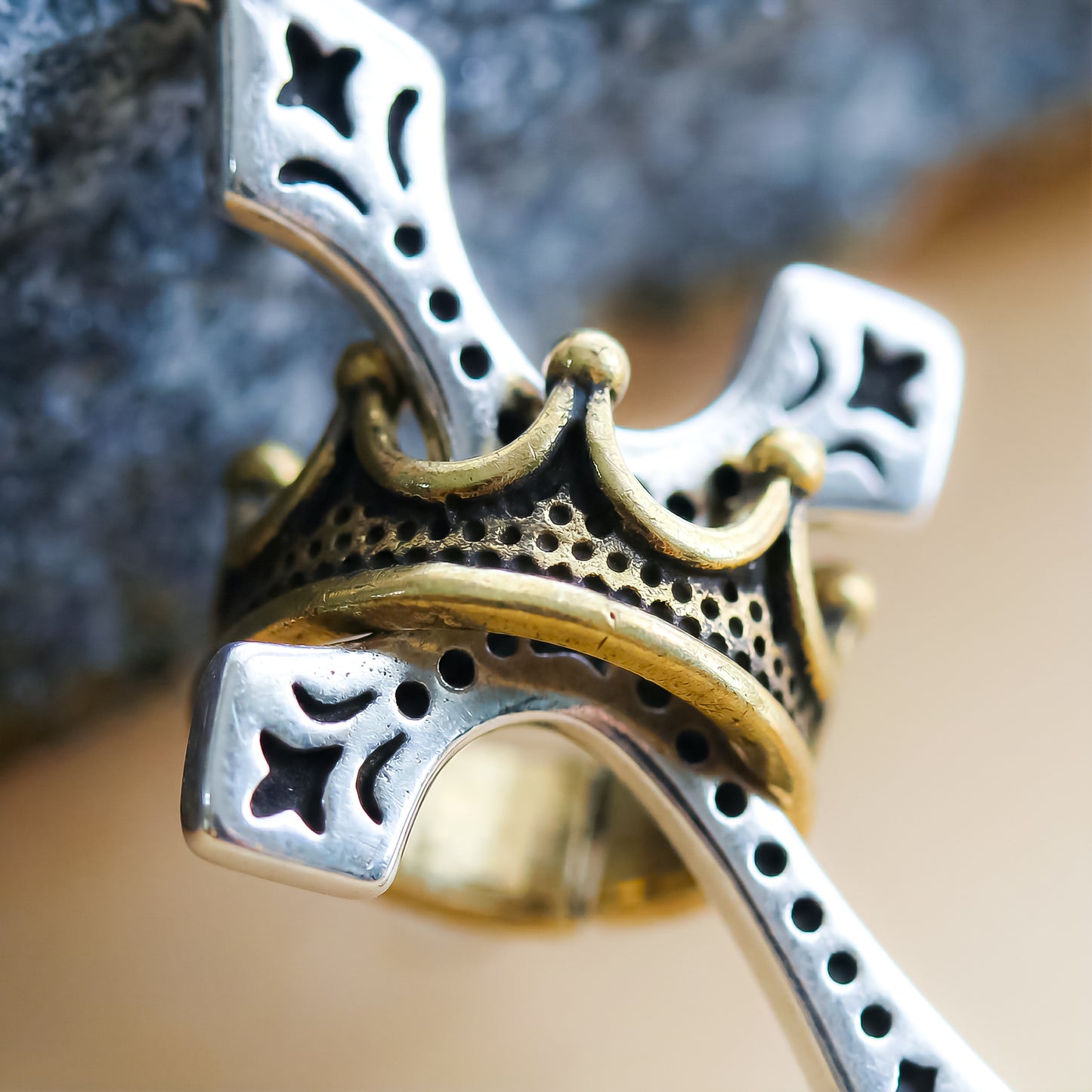 Colgante Cruz con corona imperial | Elegancia Espiritual, Un Emblema de Fe.