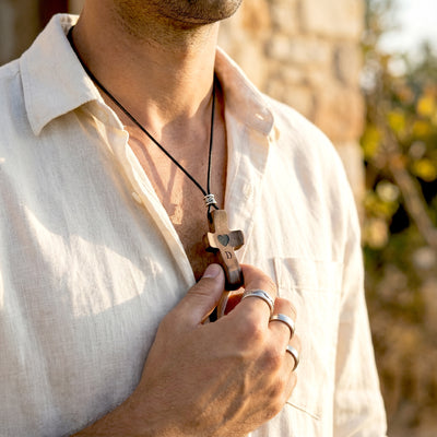 Colgante de Cruz de Madera Grabada a Láser con Nombre y Inicial | Un Símbolo Único y Personal