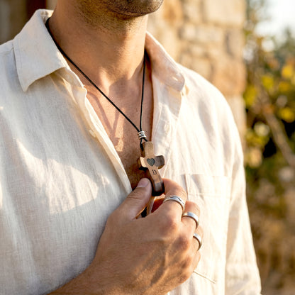 Colgante de Cruz de Madera Grabada a Láser con Nombre y Inicial | Un Símbolo Único y Personal