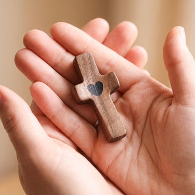 Cruz de Madera con Corazón | Un Símbolo de Fe para Llevar Contigo | Amor y Protección en tu Mano