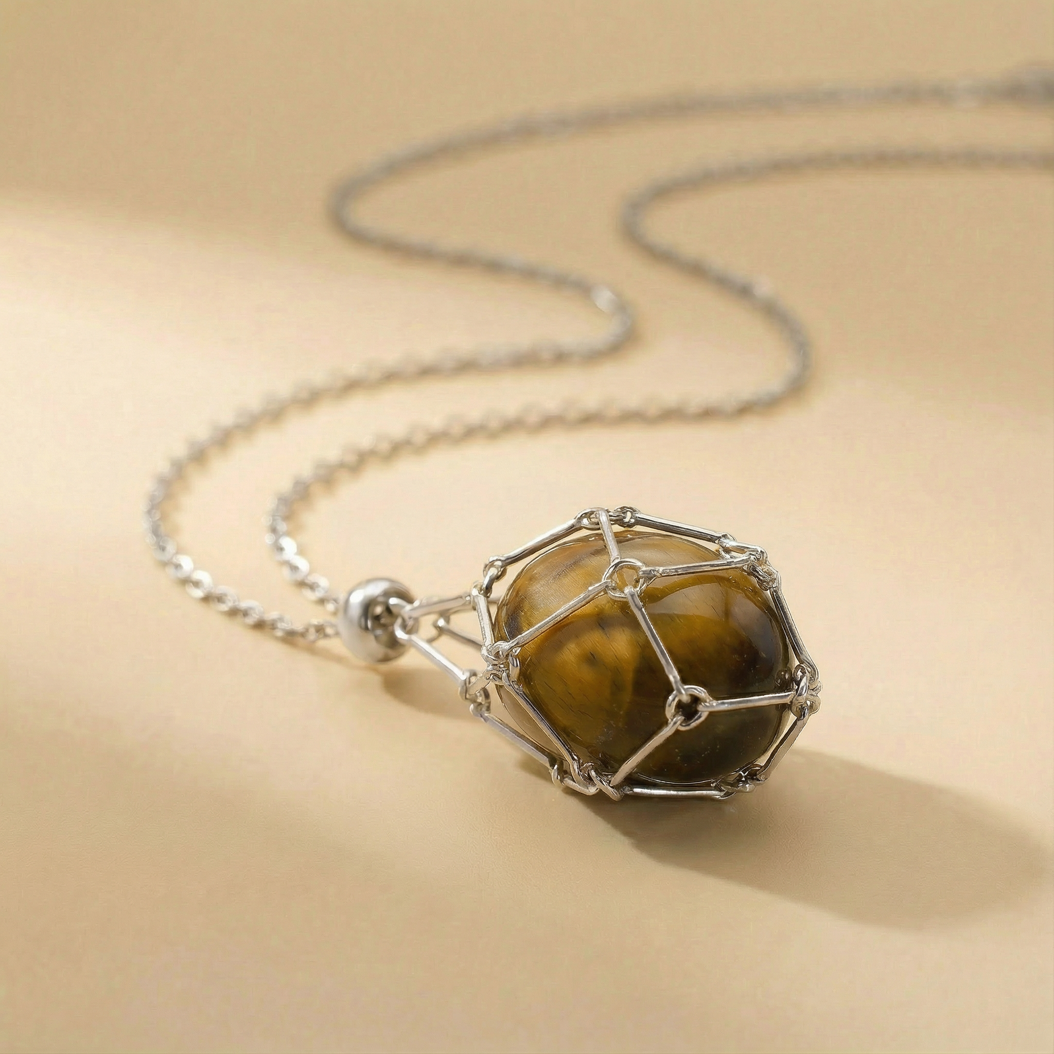 Colgante piedra natural en Jaula | Diseño Geométrico Minimalista de Acero Inoxidable