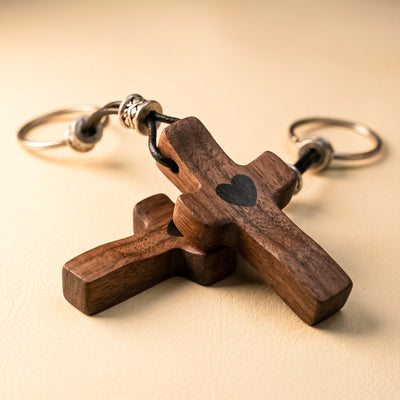 Sets llaveros Cruz de Madera de Nogal con Corazón | Unión con Alma, Detalle con Significado
