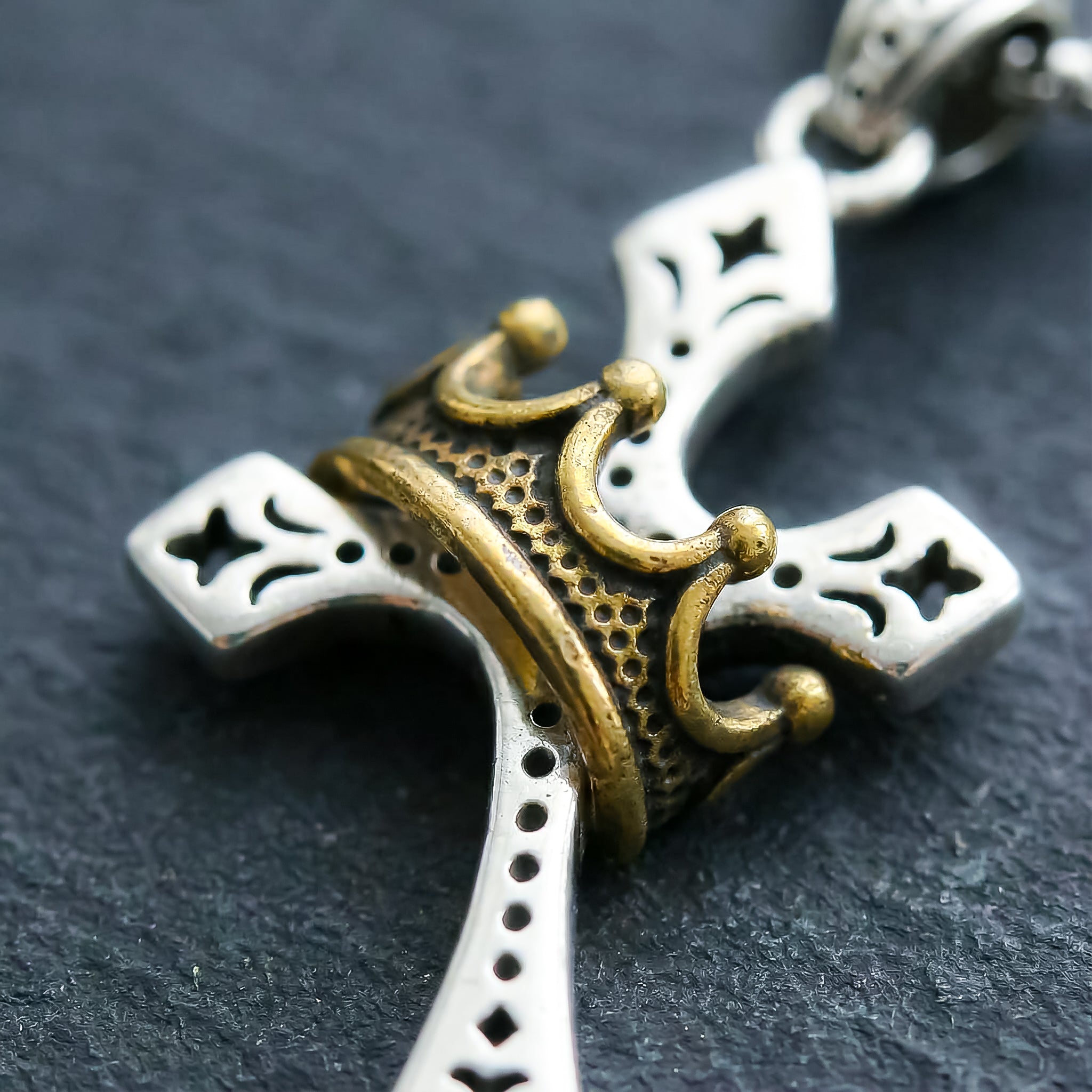 Colgante Cruz con corona imperial | Elegancia Espiritual, Un Emblema de Fe (2x1)