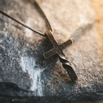 Colgante de Cruz  trenzada Retro para Hombre | Acabado Martillado para regalar